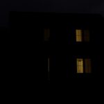 Ciemna elewacja domu: Jakie są zalety i wady ciemnych kolorów? ciemna elewacja domu